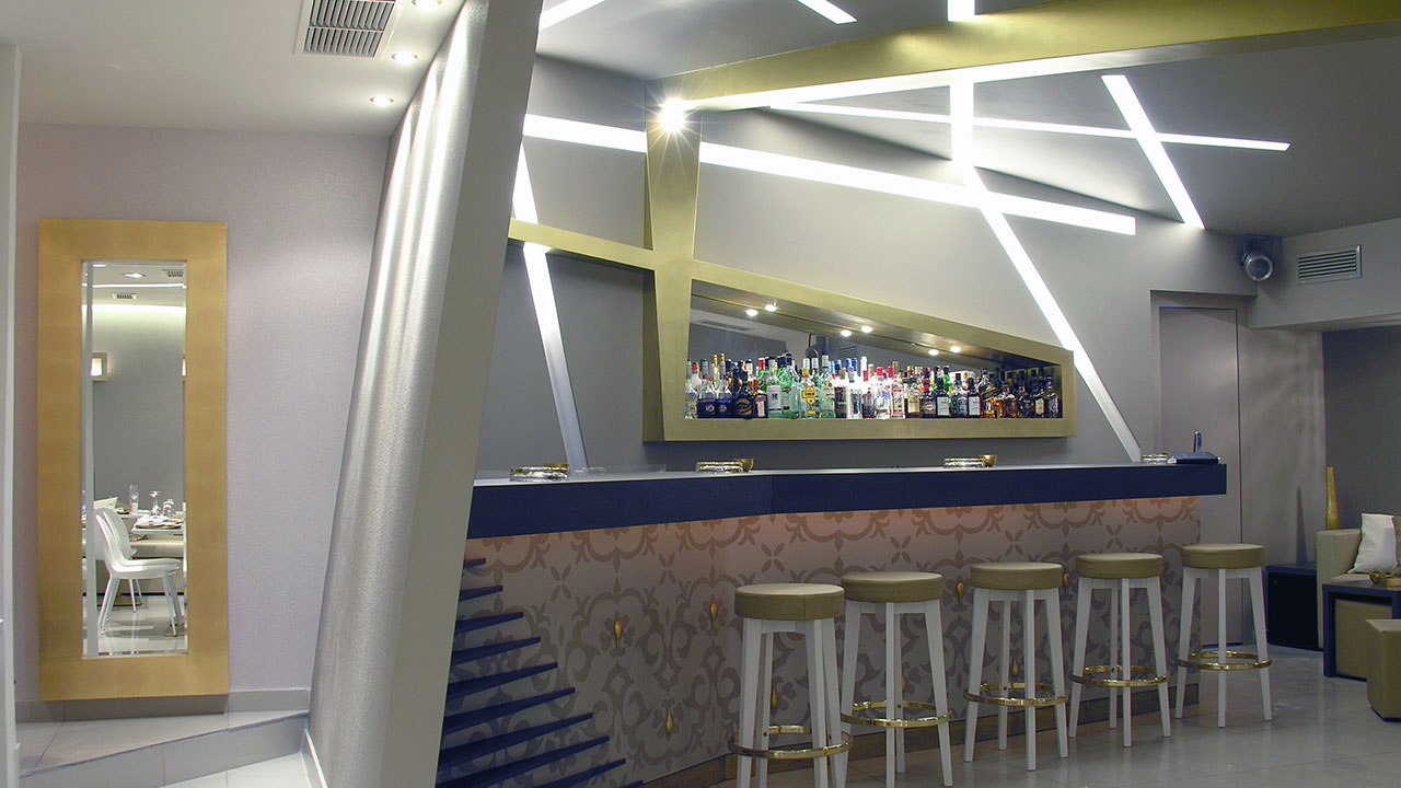Custom made details in Athens restaurant | Ανακαινισμένο bar, σχέδιο με γυψοσανίδα και κρυφό φωτισμό στην οροφή