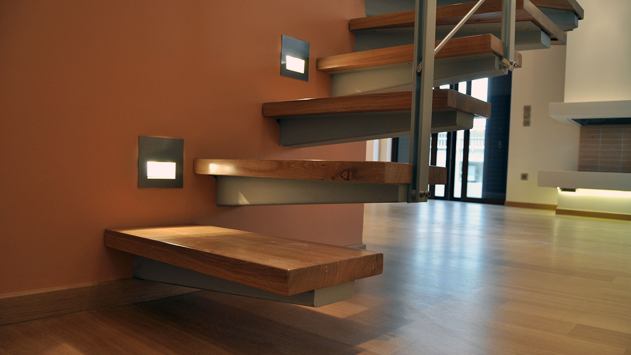Free standing Staircase | Παραπάνω απεικονίζεται μία ελεύθερη σκάλα η οποία αποτελεί ειδική σύμμεικτη κατασκευή από μεταλλικό σκελετό και ξύλινη επένδυση