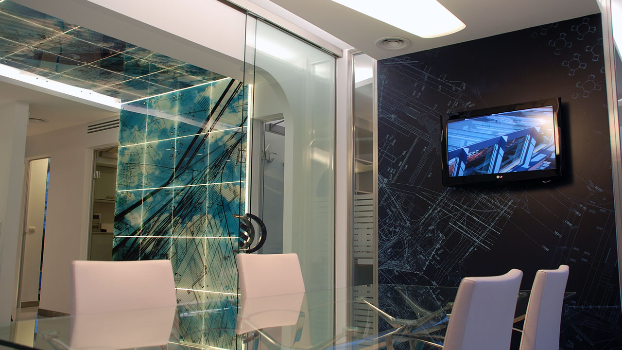 EMCOR Office, Η εταιρία μας | Εκτύπωση σε Plexiglass και κρυφός φωτισμός με λεντοταινία