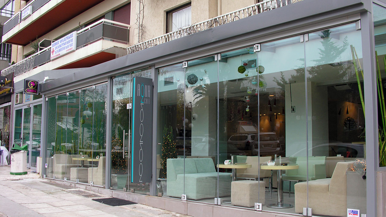 Aqua Café | Δημιουργία ημιυπαίθριου χώρου με χρήση γυάλινων χωρισμάτων
