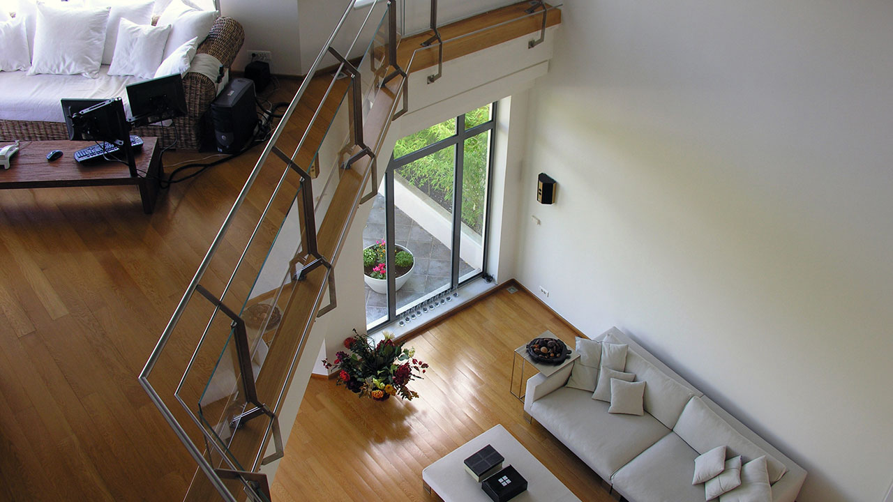 Stainless railing structure | Κάγκελο, σε εσωτερικό αίθριο κατοικίας, με μεταλλικό σκελετό και πλήρωση με υάλινα πανέλα