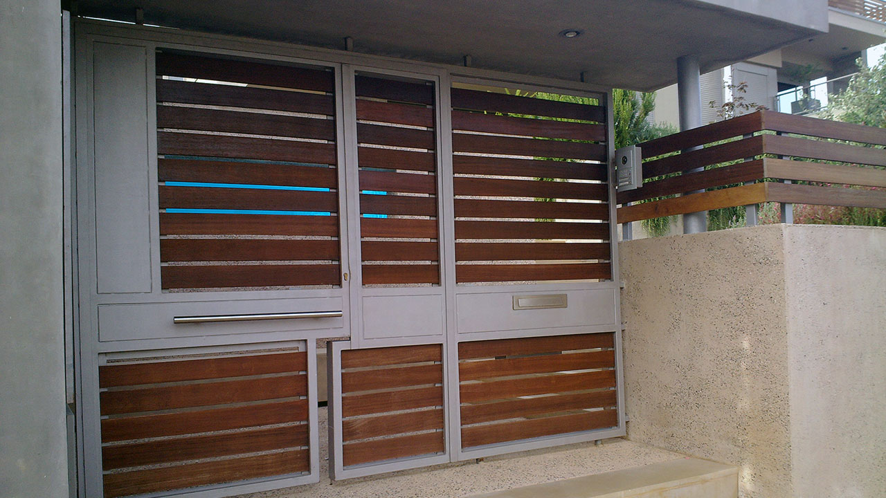 Steel outdoor entrance | Κατασκευή κατά παραγγελίας διακόσμηση πόρτας ασφαλείας