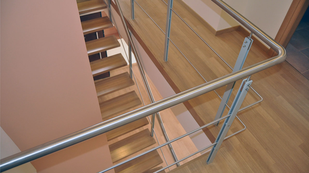 Inox handrail and wooden staircase | Κατασκευή εσωτερικής μεταλλικής σκάλας με κάγκελο ευθύγραμμου γραμμικού σχεδίου