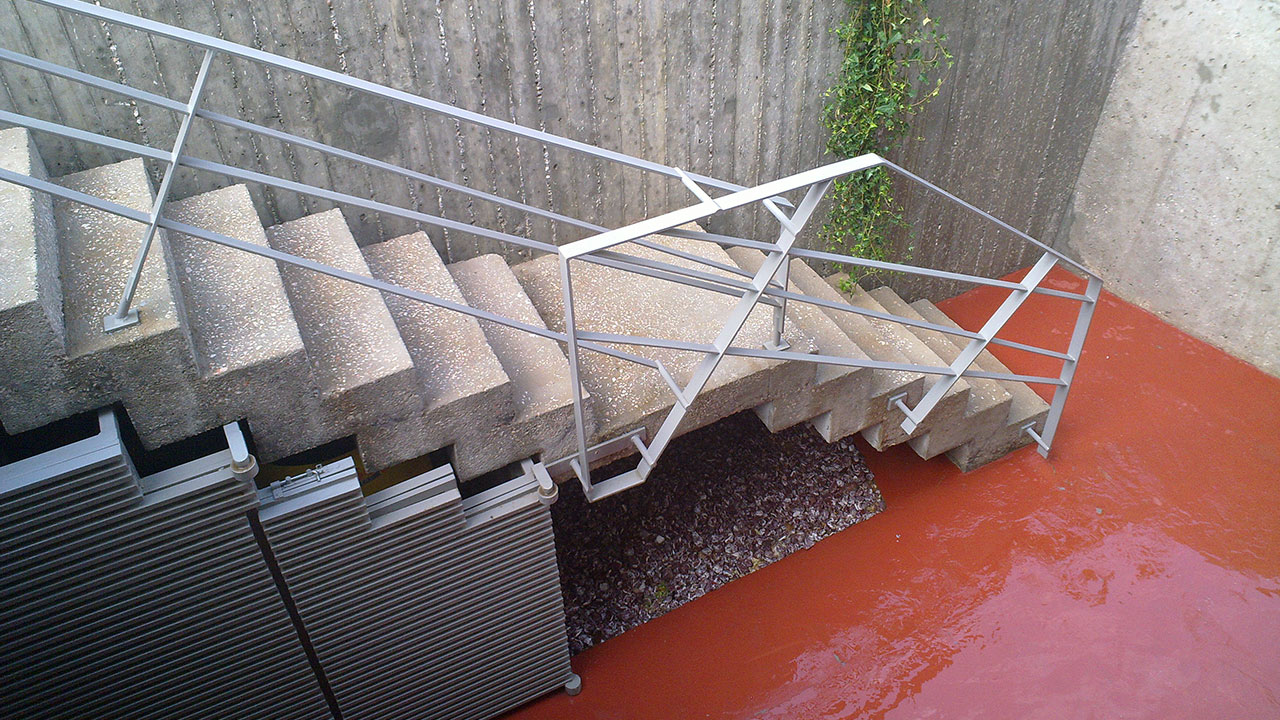 Free standing concrete Staircase | Κατασκευή υπαίθριας σκάλας από εμφανές σκυρόδεμα και μεταλλικό κάγκελο «ελεύθερου» γραμμικού σχεδίου